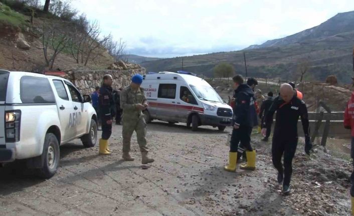 Sel sularına kapılan 2 aylık hamile kadının cenazesine ulaşıldı