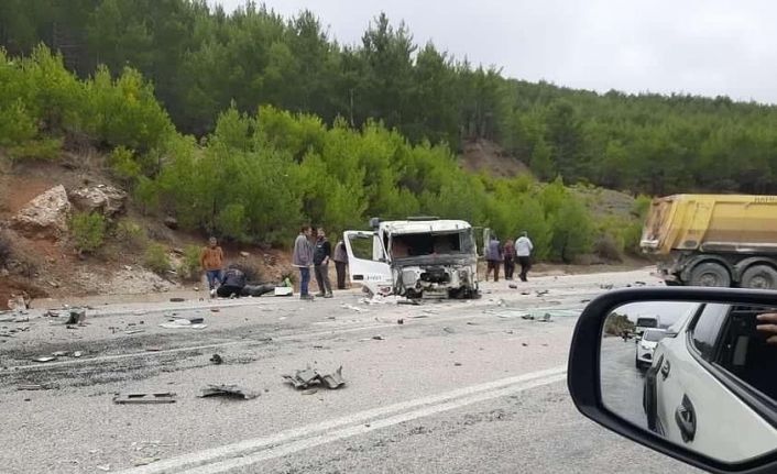 Seydikemer’de kamyonlar çarpıştı: 1 yaralı