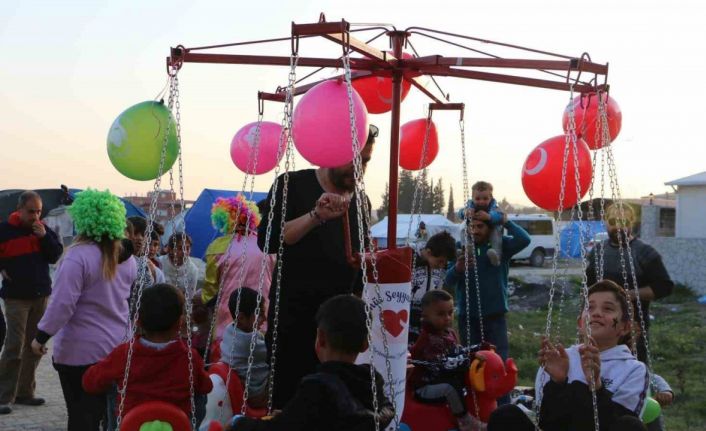 Seyyar salıncakla eğlenen depremzede çocukların mutluluğu gözlerinden okundu