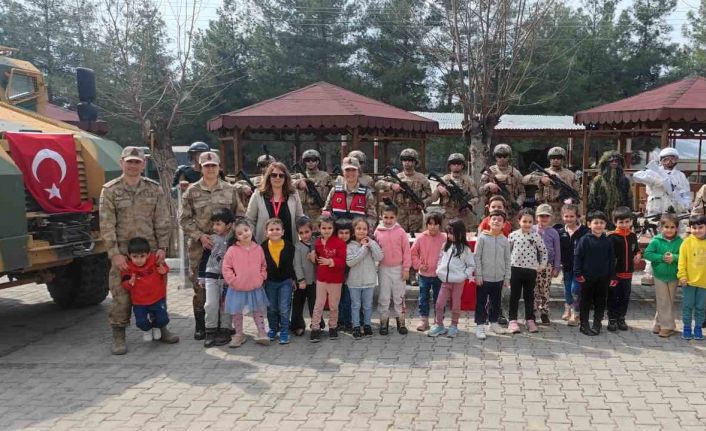 Siirt’te Mehmetçik tarafından öğrencilere gösteri ve tanıtım yapıldı