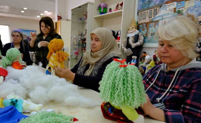 Sivrihisarlı kadınlar depremzede çocuklar için alın teri döküyorlar