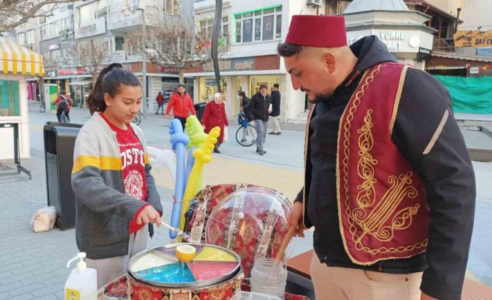 Sokak sokak gezip Osmanlı macunu satıyor