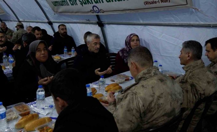 Tahmazoğlu Adıyamanlı depremzedelerle iftar açtı