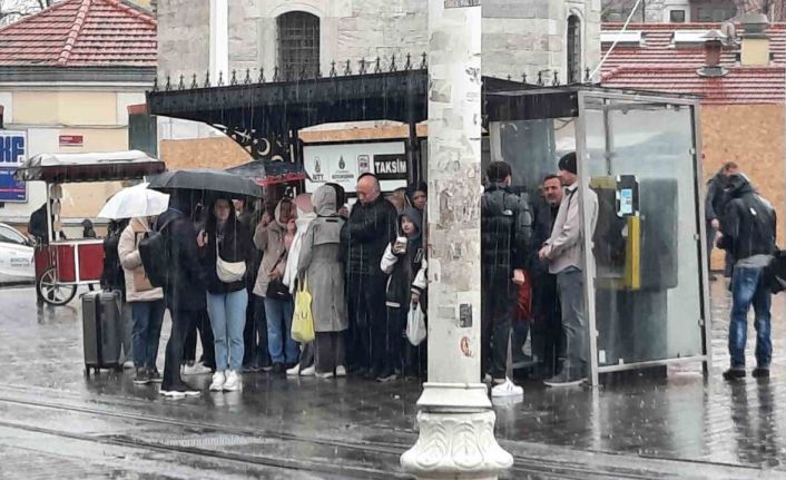 Taksim’de aniden başlayan yağmura vatandaşlar hazırlıksız yakalandı