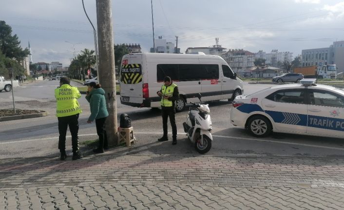 Taktığı kask sayesinde kazayı ucuz atlattı