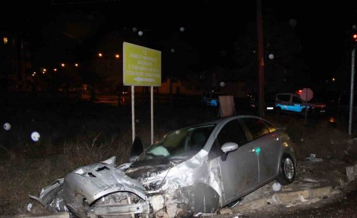 Tırla çarpışıp hurdaya dönen otomobilde 2 kişi yaralandı