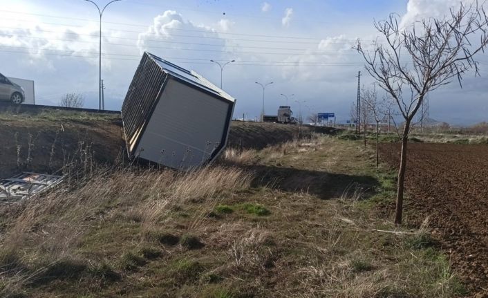 Tırla Hatay’a götürülen konteyneri şiddetli rüzgar devirdi
