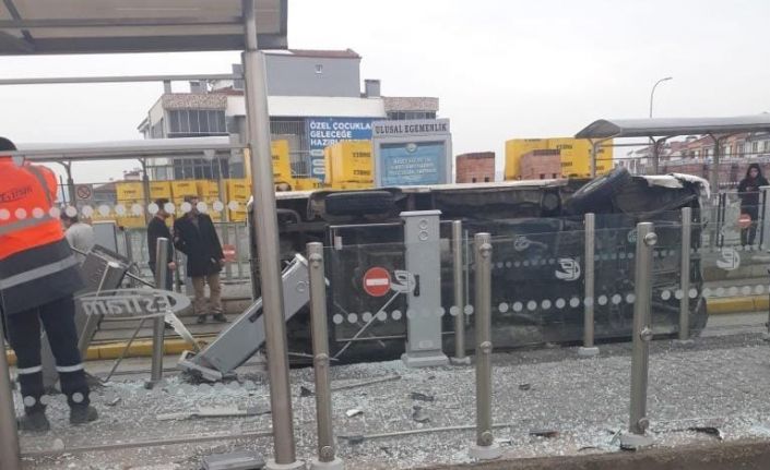 Tramvay durağına çarpan minibüs şehir içi ulaşımında aksamaya neden oldu