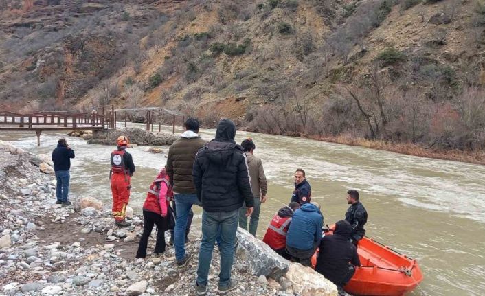 Tunceli’de çaya uçan araçtaki ikinci kişinin de cansız bedenine ulaşıldı