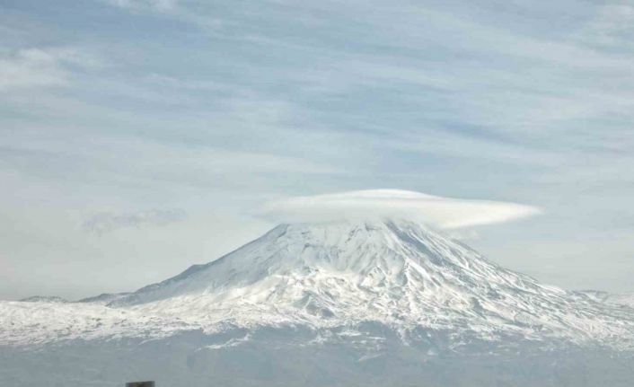 Türkiye’nin çatısı Ağrı Dağı buluttan şapkasını taktı