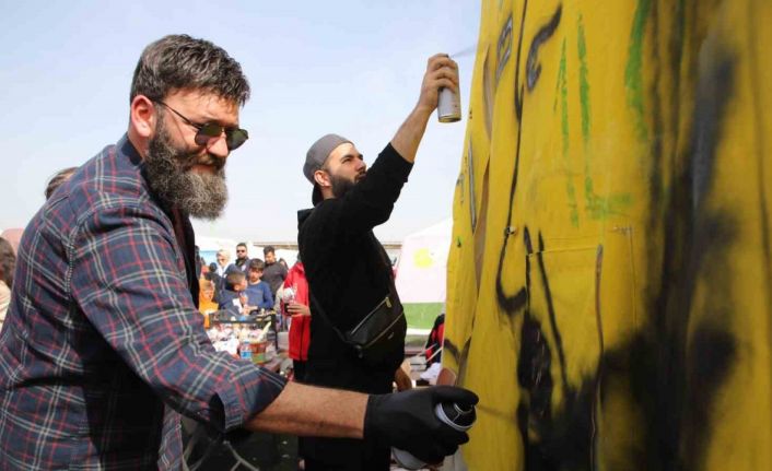 Ünlüler depremzedenin kaldığı AFAD çadırına İstanbul’un fethini resmetti