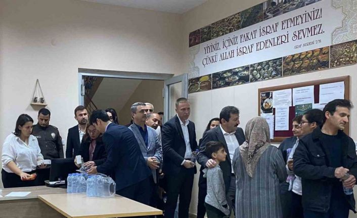 Vali Tavlı, Milas’ta depremzedelerle iftar yaptı