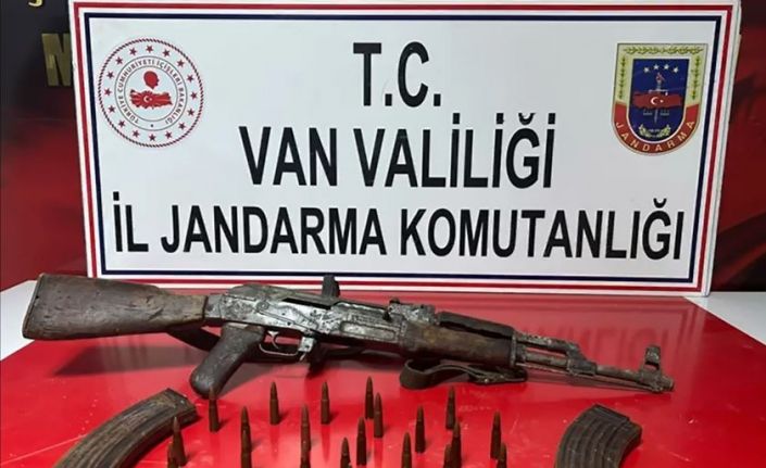 Van’da toprağa gömülü silah ve mühimmat bulundu