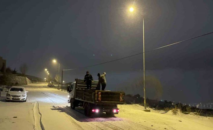 Yozgat Belediyesi ekipleri gece boyunca karla mücadelesini sürdürdü