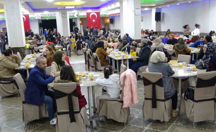 Yüksekova’da depremzede ailelere iftar yemeği