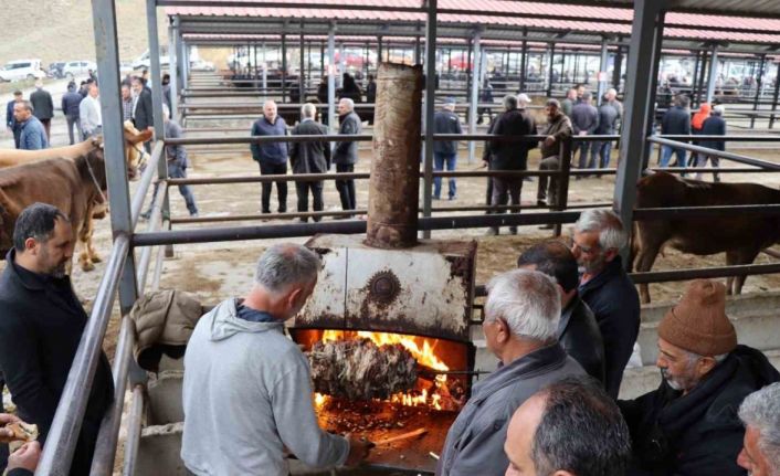 35 yıldır hayvan pazarında cağ kebabı yapıyor