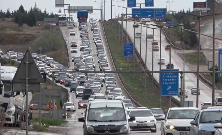 43 ilin geçiş güzergahında trafik kilit: Kilometrelerce araç kuyruğu oluştu