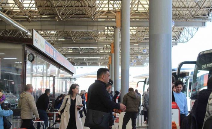 Afyonkarahisar otogarında beklenen yolcu yoğunluğu yaşanmadı