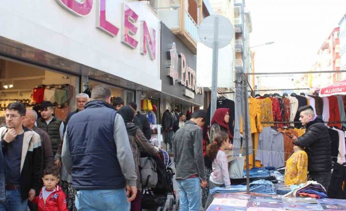 Afyonkarahisar’da kurulan bayram pazarında Arife günü yoğunluğu