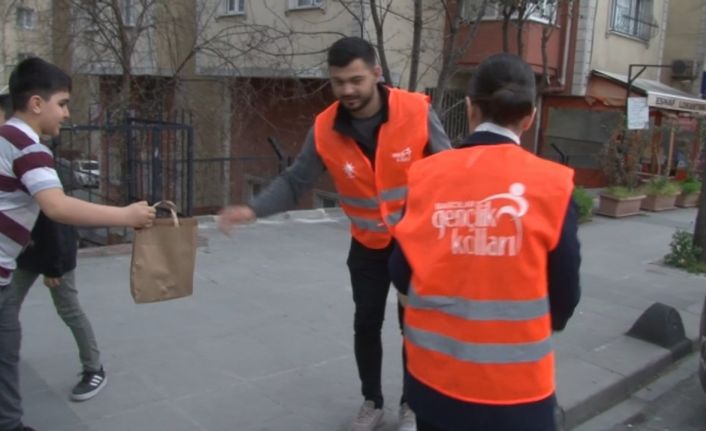 AK Partili milletvekili adayı Bağcılar’da trafikte vatandaşlara iftarlık dağıttı