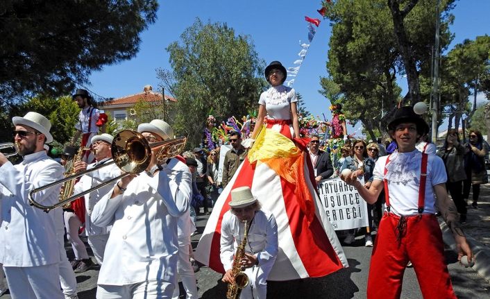 Alaçatı Ot Festivalinde renkli kortej