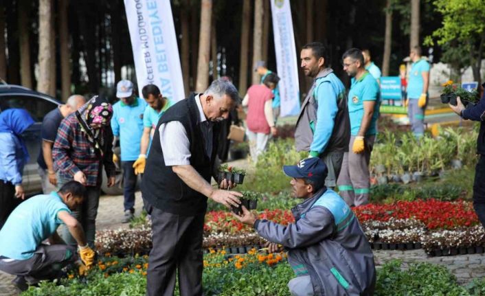 Alanya Belediyesi geleneksel çiçek dağıtımını gerçekleştirdi