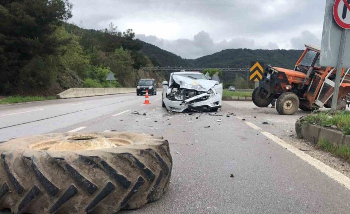 Amasya’da traktör ile otomobil çarpıştı, 3 yaralı