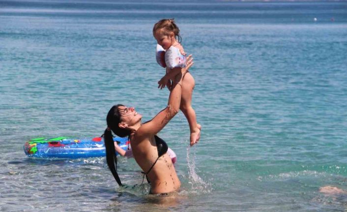 Antalya’da bahar sıcaklığı sahilleri doldurdu