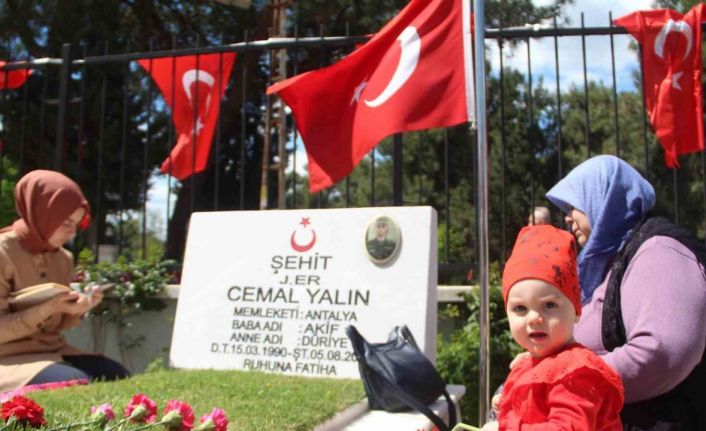 Antalya’da mezarlıklarda ziyaretçi yoğunluğu yaşandı