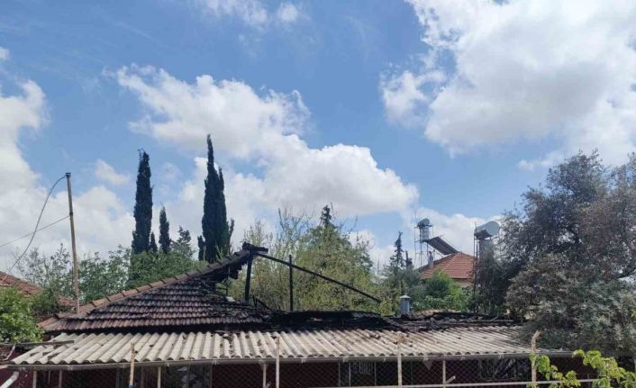 Antalya’da müstakil ev alevlere teslim oldu