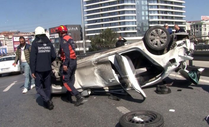 Avcılar’da bariyerlere çarpan araç takla attı: 1 yaralı