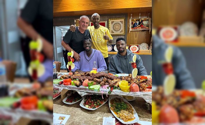 Badou Ndiaye ve Onyekuru’nun kebap keyfi