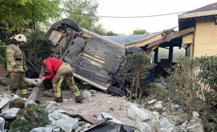 Bahçelievler’de otomobil kafenin bahçesine uçtu: 1 ağır yaralı