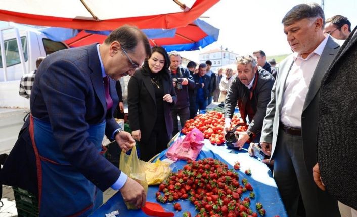 Bakan Dönmez pazarcı önlüğünü giydi, çilek tezgâhının başına geçti