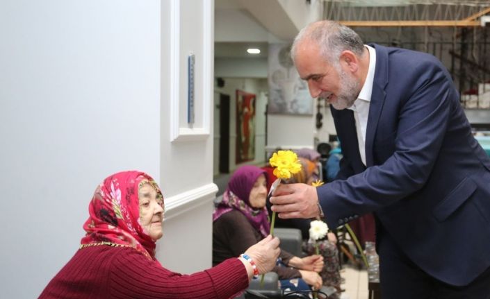 Başkan Sandıkçı: “Büyüklerimiz tecrübeleriyle hayatımıza önemli katkılar sunar”