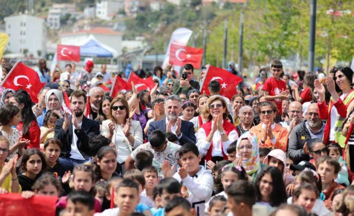 Bayraklı ve Selçuk’ta 23 Nisan’da çocuklar doyasıya eğlendi