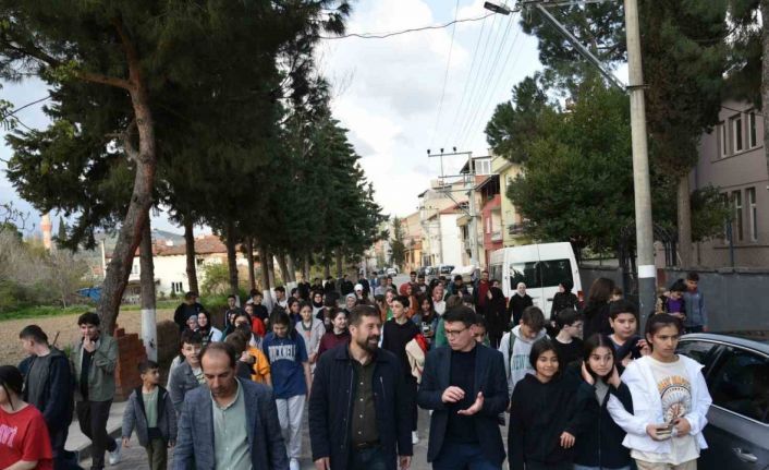 Bayram öncesi gençlerden şehitlik ziyareti