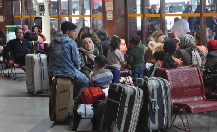 Bayram tatili dönüşü otogarda yoğunluk