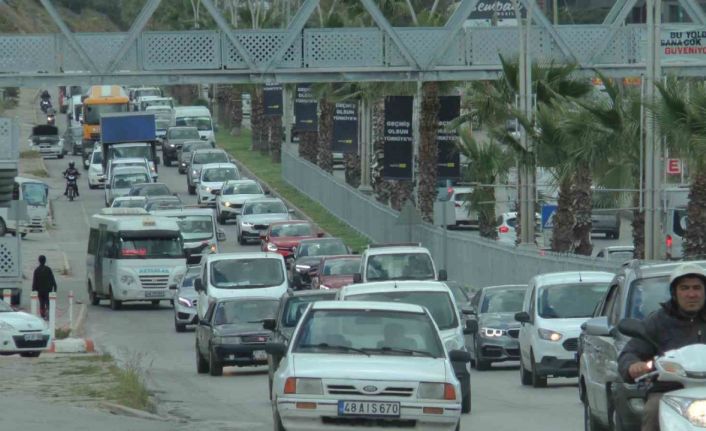 Bodrum’da bayram yoğunluğu başladı, trafik kuyruğu uzadıkça uzadı