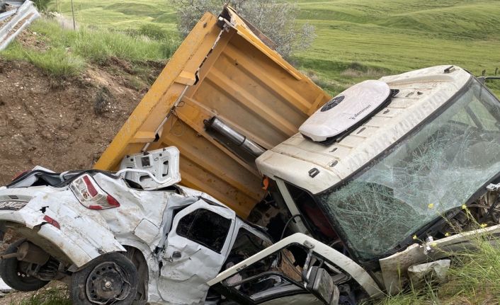 Çarpışan kamyon ile otomobil şarampole yuvarlandı:3 yaralı