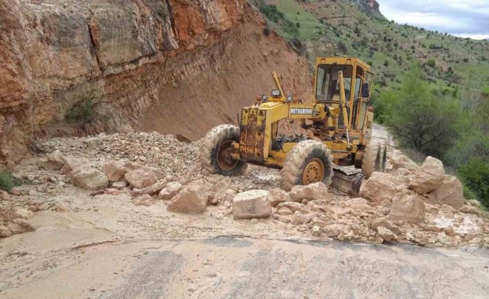 Çemişgezek’te heyelandan dolayı kapanan yol açıldı