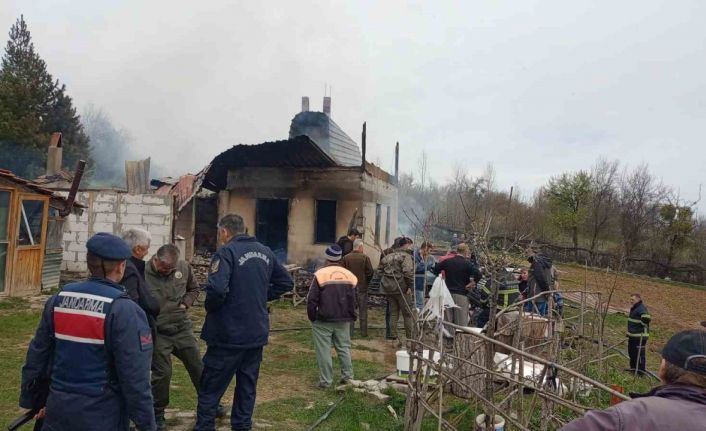 Çıkan yangın tek katlı evi kül etti