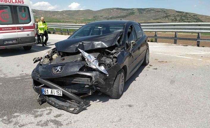 Çorum’da otomobil bariyerlere çarptı: 1 yaralı