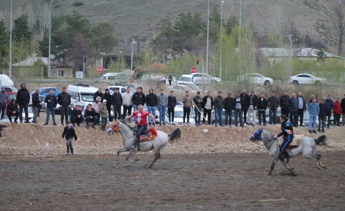 Davul zurna eşliğinde cirit oynayarak Ramazan Bayramını uğurladılar