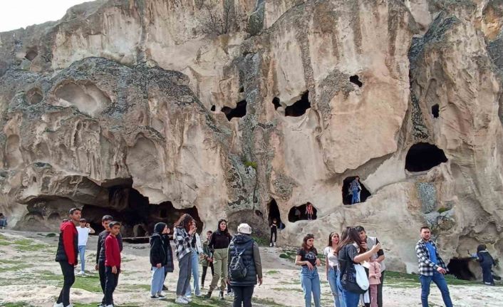 Depremzede Çocuklarla Frig Vadisi gezdi