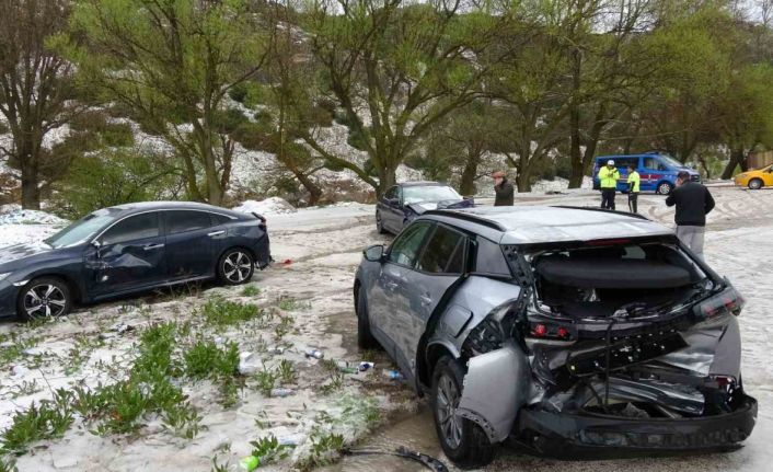 Dolu yağışı nedeniyle park edilen otomobillere çarptı: 4 yaralı