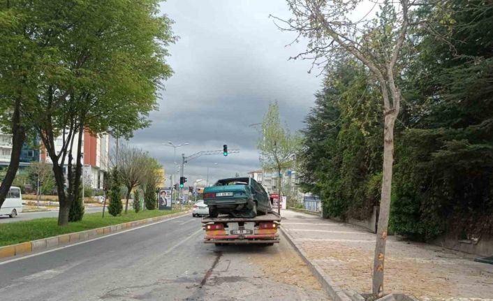 Elazığ’da otomobil ağaca çarptı: 1 yaralı