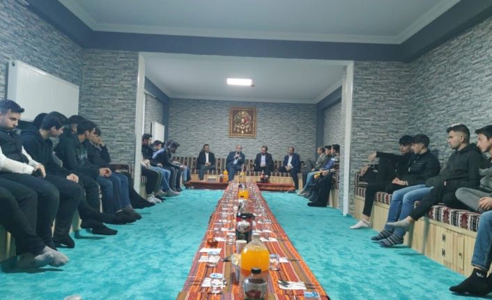 Erzurum İl Müftüsü Rüstem Can gençlerle iftar sofrasına buluştu