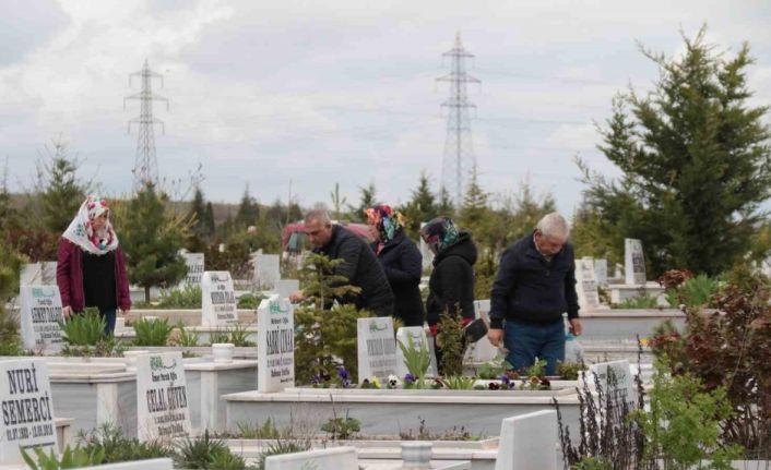 Eskişehir Asri Mezarlığı’nda bayram yoğunluğu