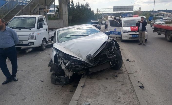 Faciadan dönüldü, otobüs durağına çarpmasına ramak kaldı: 3 yaralı